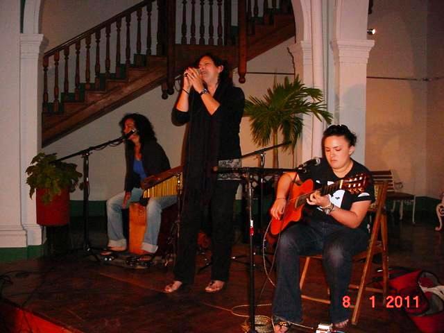 Katia Cardenal hace trio con su hija Alfonsina (der) y otra artista